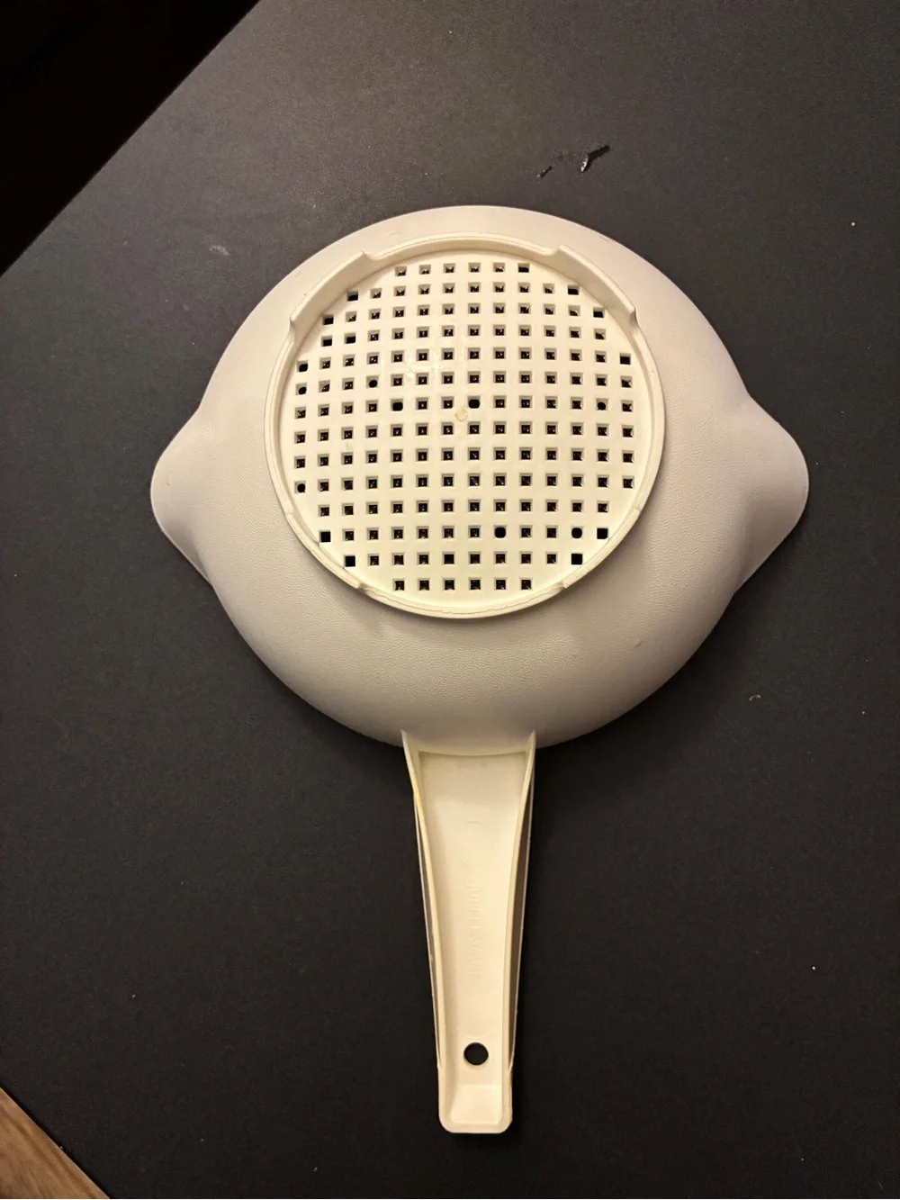 Tupperware Colander 1qt Double Pouring Spouts White Hole And Hook Hanging 1qt